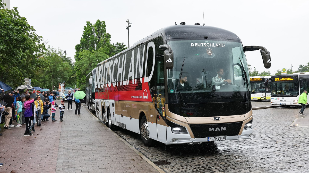 Zu den Vorrundenspielen geht es für die DFB-Auswahl mit dem Bus. - Foto: Daniel Löb/dpa