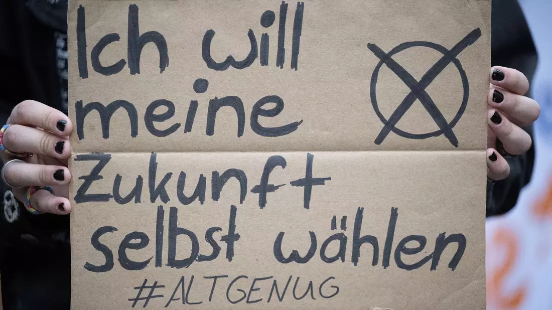 Bei der Europawahl dürfen in Deutschland zum ersten Mal Jugendliche ab 16 Jahren wählen. Die Bundesschülerkonferenz fordert dies nun für alle Wahlen. - Bild: Sebastian Gollnow/dpa