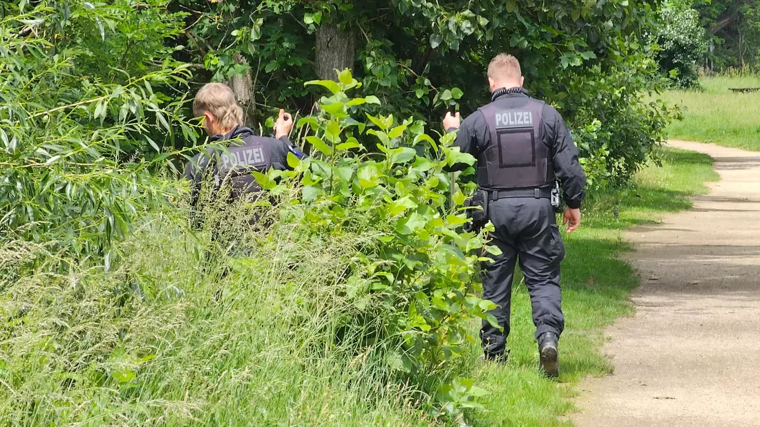 Polizisten suchen im sächsischen Döbeln nach einem vermissten Mädchen. - Bild: Tobias Junghannß/dpa-Zentralbild/dpa
