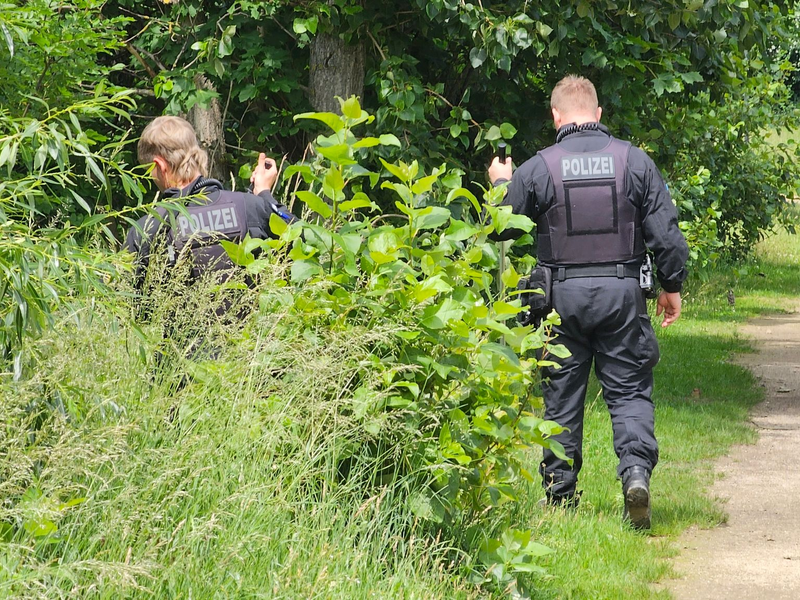 Polizisten suchen im sächsischen Döbeln nach einem vermissten Mädchen. - Foto: Tobias Junghannß/dpa-Zentralbild/dpa