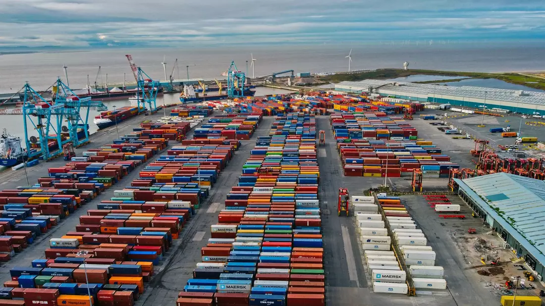 Container im Hafen von Liverpool: Großbritannien ist seit 2021 nicht mehr Mitglied des EU-Binnenmarkts und der Zollunion. - Bild: Peter Byrne/PA/dpa