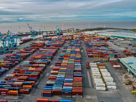 Container im Hafen von Liverpool: Großbritannien ist seit 2021 nicht mehr Mitglied des EU-Binnenmarkts und der Zollunion. - Foto: Peter Byrne/PA/dpa