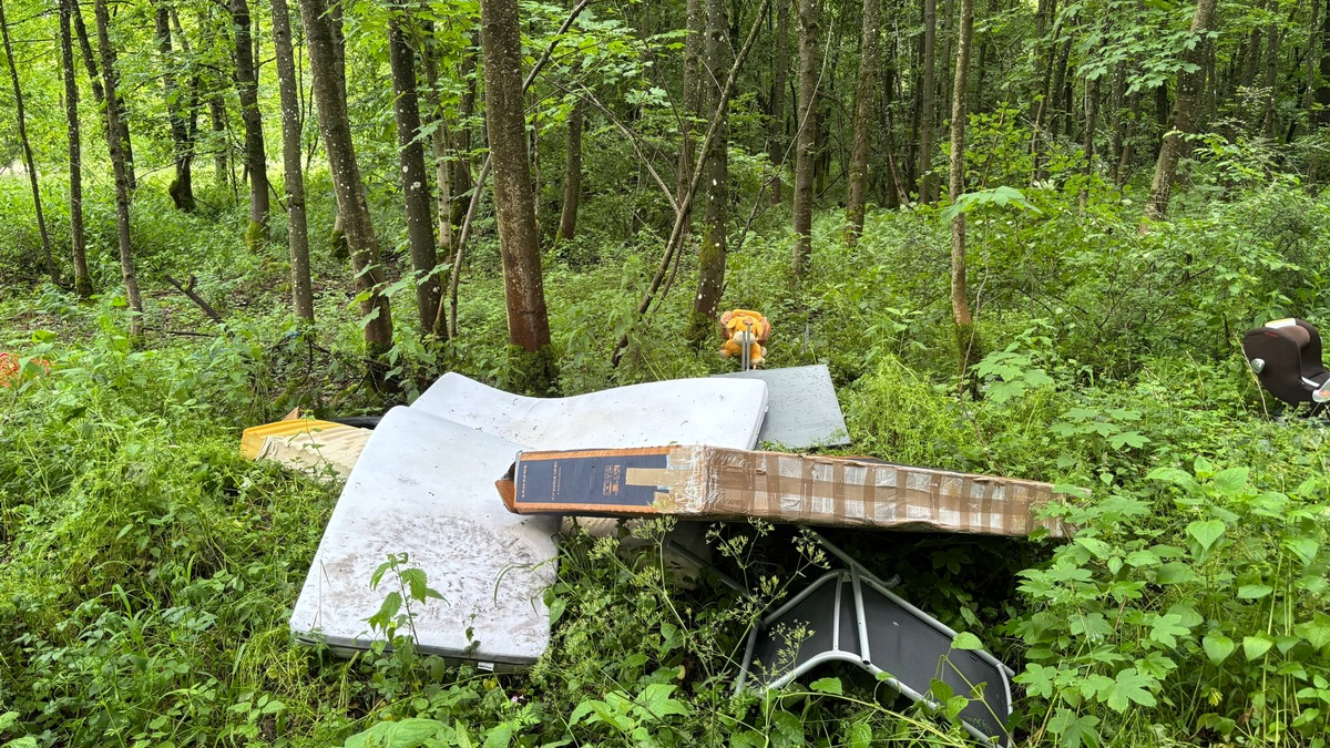 POL-UL: (UL) Ulm - Illegal Müll entsorgt / Unbekannte entsorgten in den vergangenen Tagen ihren Unrat in einen Wald bei Ulm-Unterweiler. - Foto: presseportal.de