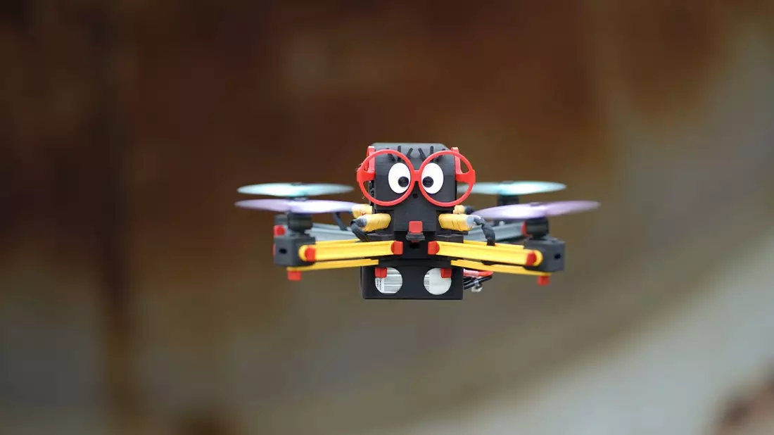 ILA-Weltpremiere: Mit MINT Leben retten / Björn Steiger Stiftung, DroneMasters Academy und MINTMASTERS stellen mit dem CLARA-Bildungspaket die weltweit erste MINT-Schulungsdrohne vor - Bild: presseportal.de