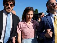 Amanda Knox mit ihrem Ehemann Christopher Robinson (r) in Florenz. - Foto: Antonio Calanni/AP