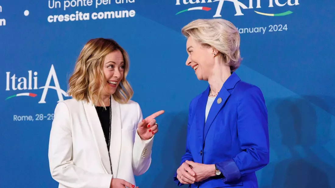 Die italienische Ministerpräsidentin Giorgia Meloni (l) mit der Präsidentin der Europäischen Kommission, Ursula von der Leyen. - Bild: Roberto Monaldo/LaPresse/AP/dpa