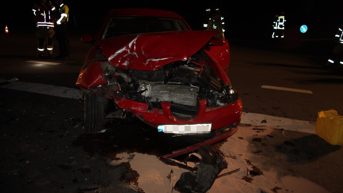 POL-HX: 22-Jähriger verliert Kontrolle über Polo und kollidiert mit Mauer - Foto: presseportal.de