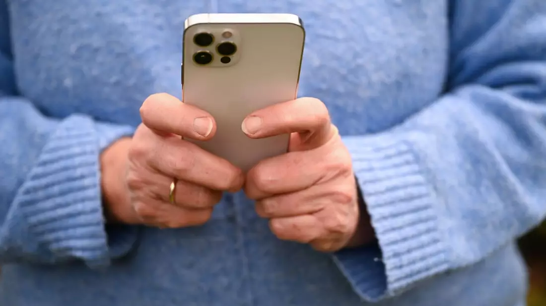 Das ungute Gefühl gegenüber den neuen digitalen Anwendungen ist bei den Älteren besonders stark ausgeprägt. In der Altersgruppe von 75 Jahren und älter sagen 66 Prozent, dass sie sich häufig überfordert fühlen. - Bild: Bernd Weißbrod/dpa