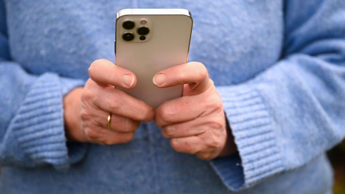 Das ungute Gefühl gegenüber den neuen digitalen Anwendungen ist bei den Älteren besonders stark ausgeprägt. In der Altersgruppe von 75 Jahren und älter sagen 66 Prozent, dass sie sich häufig überfordert fühlen. - Foto: Bernd Weißbrod/dpa