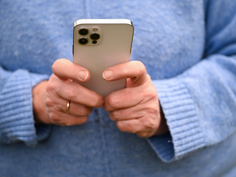 Das ungute Gefühl gegenüber den neuen digitalen Anwendungen ist bei den Älteren besonders stark ausgeprägt. In der Altersgruppe von 75 Jahren und älter sagen 66 Prozent, dass sie sich häufig überfordert fühlen. - Foto: Bernd Weißbrod/dpa