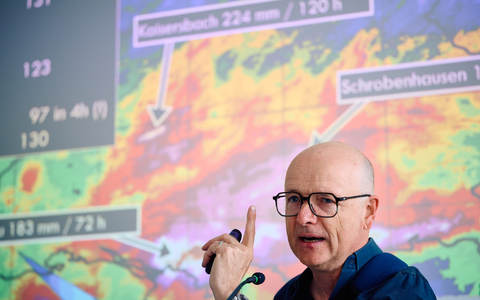 Meteorologe Karsten Schwanke auf der Fachmesse «112Rescue» in Dortmund. - Foto: Bernd Thissen/dpa