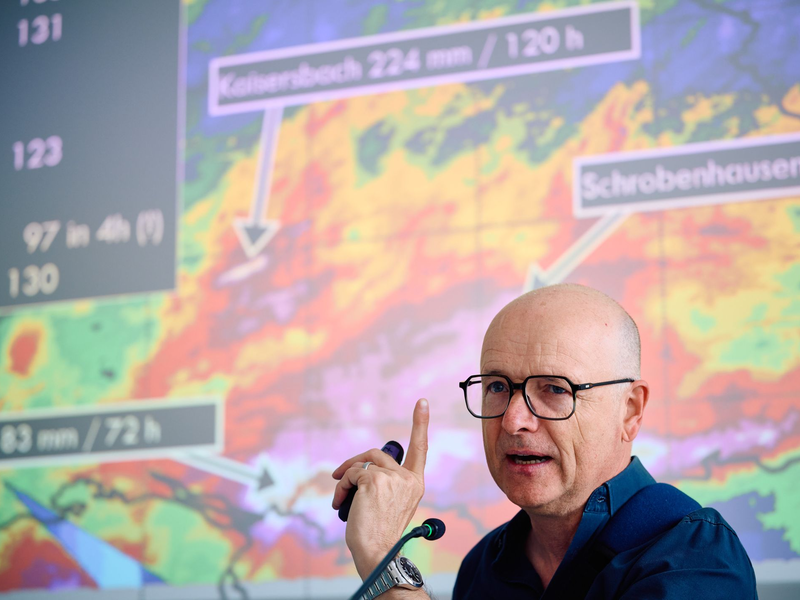 Meteorologe Karsten Schwanke auf der Fachmesse «112Rescue» in Dortmund. - Foto: Bernd Thissen/dpa