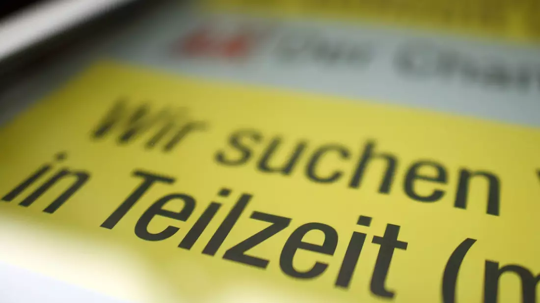 Eine Stellenanzeige für einen Teilzeitjob. - Bild: Angelika Warmuth/dpa