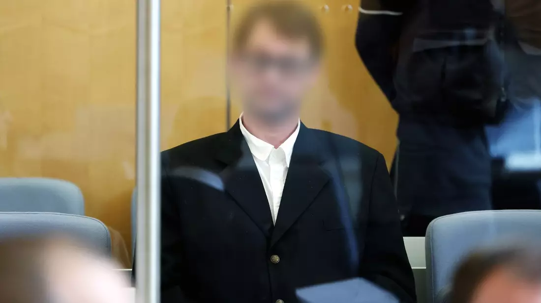 Der Angeklagte sitzt hinter Panzerglas im Gerichtssaal des Oberlandesgerichts Düsseldorf. Er muss sich als mutmaßlicher Terrorist der rechten «Kaiserreichsgruppe» verantworten. - Bild: David Young/dpa