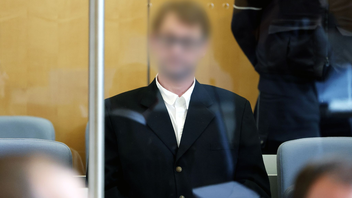 Der Angeklagte sitzt hinter Panzerglas im Gerichtssaal des Oberlandesgerichts Düsseldorf. Er muss sich als mutmaßlicher Terrorist der rechten «Kaiserreichsgruppe» verantworten. - Foto: David Young/dpa