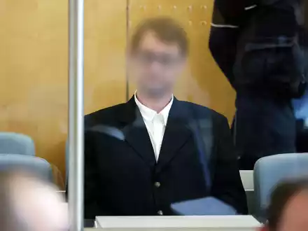 Der Angeklagte sitzt hinter Panzerglas im Gerichtssaal des Oberlandesgerichts Düsseldorf. Er muss sich als mutmaßlicher Terrorist der rechten «Kaiserreichsgruppe» verantworten. - Foto: David Young/dpa