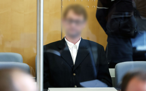 Der Angeklagte sitzt hinter Panzerglas im Gerichtssaal des Oberlandesgerichts Düsseldorf. Er muss sich als mutmaßlicher Terrorist der rechten «Kaiserreichsgruppe» verantworten. - Foto: David Young/dpa