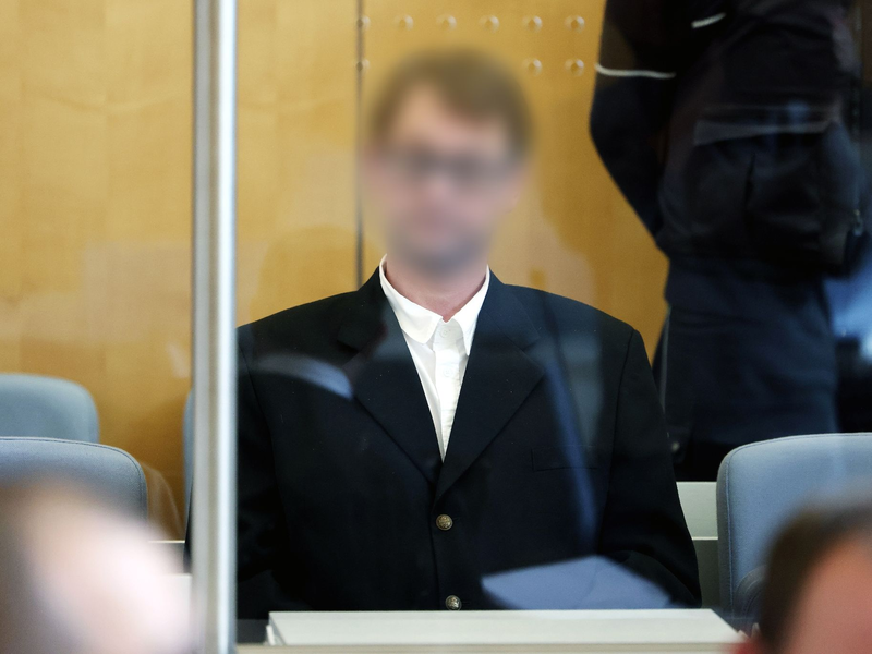 Der Angeklagte sitzt hinter Panzerglas im Gerichtssaal des Oberlandesgerichts Düsseldorf. Er muss sich als mutmaßlicher Terrorist der rechten «Kaiserreichsgruppe» verantworten. - Foto: David Young/dpa