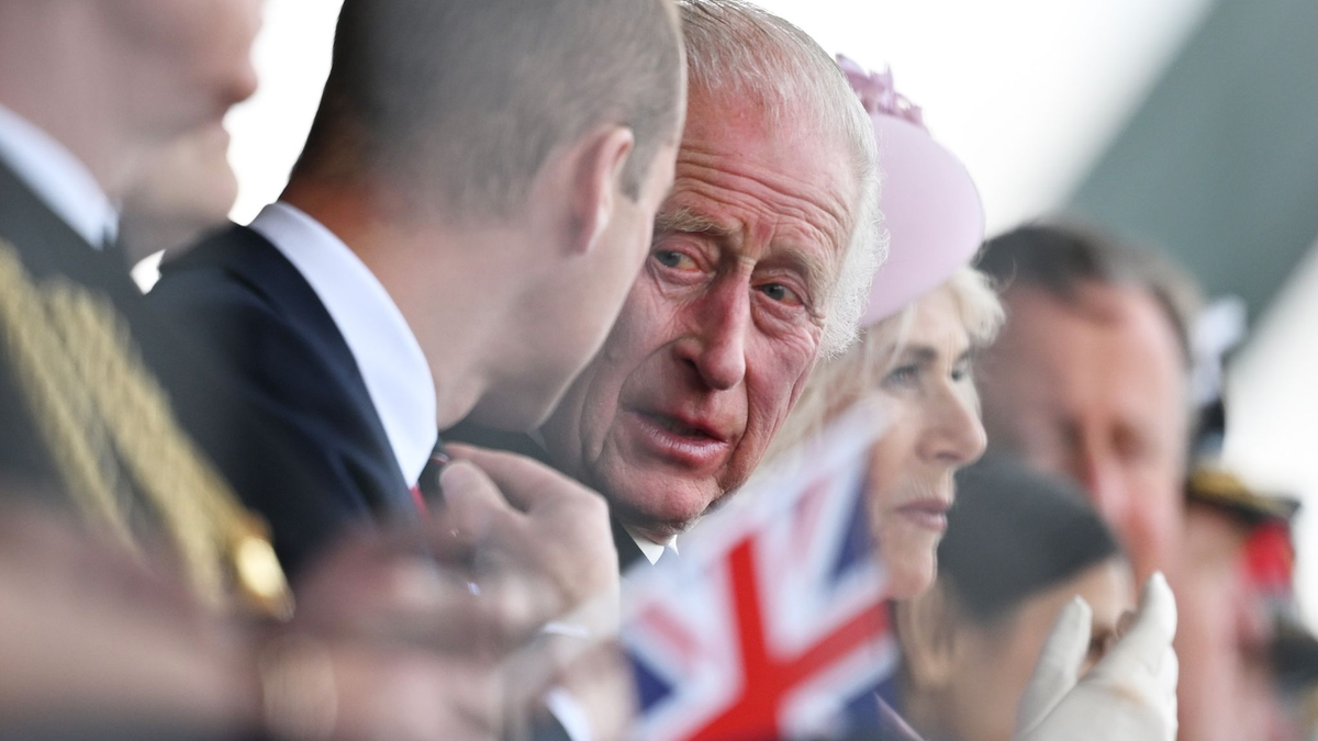William (l-r), Prinz von Wales, und König Charles III. von Großbritannien nehmen bei der nationalen Gedenkveranstaltung des Vereinigten Königreichs zum 80. Jahrestag des D-Day teil. - Foto: Leon Neal/PA Wire/dpa