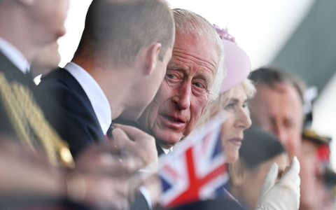 William (l-r), Prinz von Wales, und König Charles III. von Großbritannien nehmen bei der nationalen Gedenkveranstaltung des Vereinigten Königreichs zum 80. Jahrestag des D-Day teil. - Foto: Leon Neal/PA Wire/dpa