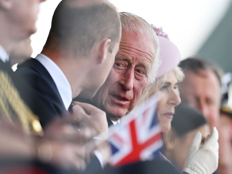 William (l-r), Prinz von Wales, und König Charles III. von Großbritannien nehmen bei der nationalen Gedenkveranstaltung des Vereinigten Königreichs zum 80. Jahrestag des D-Day teil. - Foto: Leon Neal/PA Wire/dpa