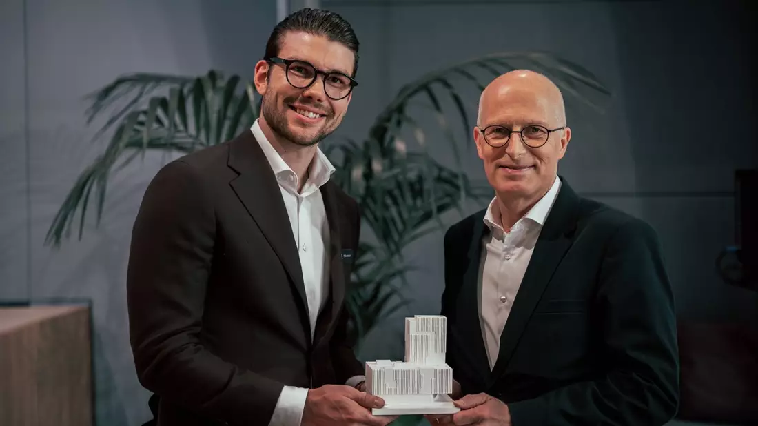 Was macht FAIRFAMILY als Arbeitgeber so einzigartig? Bürgermeister Dr. Peter Tschentscher gratuliert FAIRFAMILY zum neuen Office in Hamburg - Bild: presseportal.de