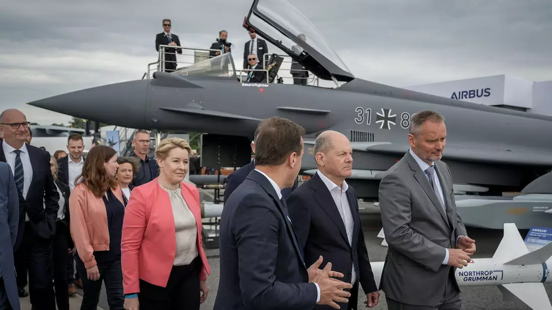 Bundeskanzler Olaf Scholz (SPD,2.v.r) auf der Internationalen Luft- und Raumfahrtausstellung (ILA) vor einem mit einem Taurus-Marschflugkörper bestückten Eurofighter. - Bild: Kay Nietfeld/dpa