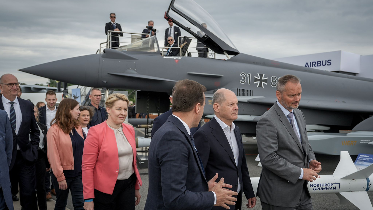 Bundeskanzler Olaf Scholz (SPD,2.v.r) auf der Internationalen Luft- und Raumfahrtausstellung (ILA) vor einem mit einem Taurus-Marschflugkörper bestückten Eurofighter. - Foto: Kay Nietfeld/dpa