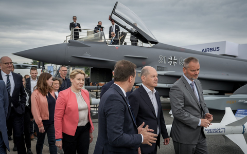 Bundeskanzler Olaf Scholz (SPD,2.v.r) auf der Internationalen Luft- und Raumfahrtausstellung (ILA) vor einem mit einem Taurus-Marschflugkörper bestückten Eurofighter. - Foto: Kay Nietfeld/dpa