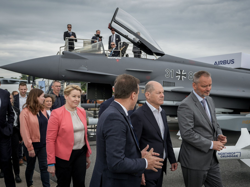 Bundeskanzler Olaf Scholz (SPD,2.v.r) auf der Internationalen Luft- und Raumfahrtausstellung (ILA) vor einem mit einem Taurus-Marschflugkörper bestückten Eurofighter. - Foto: Kay Nietfeld/dpa