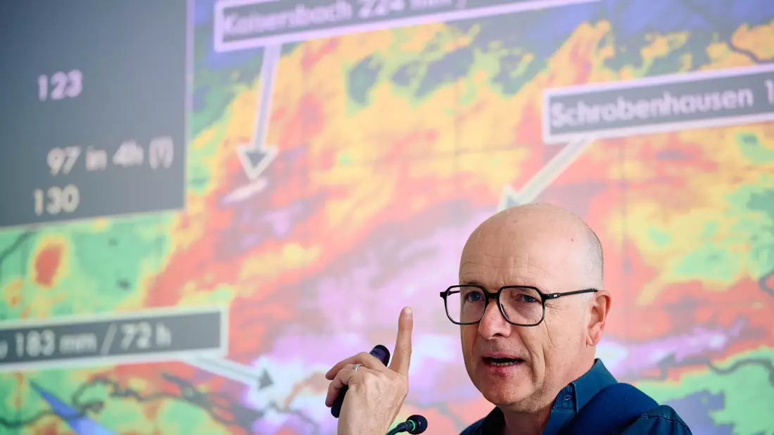 Meteorologe Karsten Schwanke auf der Fachmesse «112Rescue» in Dortmund. - Bild: Bernd Thissen/dpa