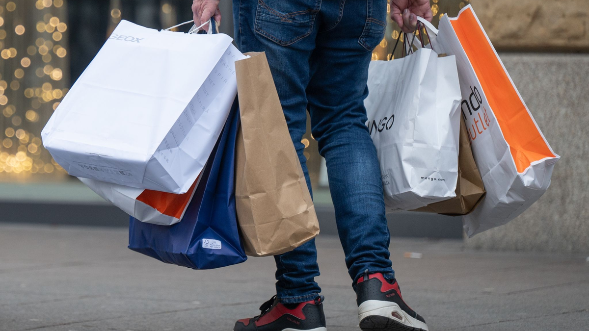 Volle Einkaufstüten in der Frankfurter Innenstadt. - Foto: Evelyn Denich/dpa