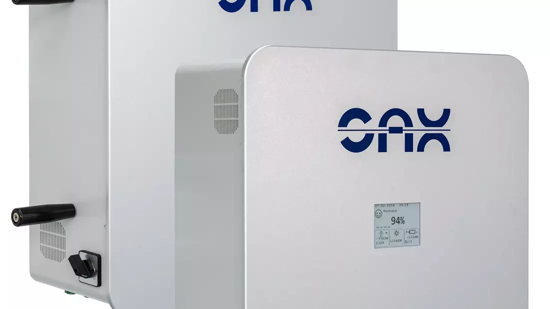 Sax Power stellt auf der Intersolar 2024 seine neuen Heimspeicher mit integrierter Wechselrichter-Funktion aus und verlost täglich einen Sax Speicher - Bild: presseportal.de