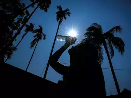 «Es gibt keinen Grund, dass Tech-Konzerne wie Google bei Klima-Suchanfragen Propaganda für fossile Brennstoffe ausspucken sollten», sagt Michael Khoo von der Umweltorganisation Friends of the Earth. - Foto: Anupam Nath/AP/dpa