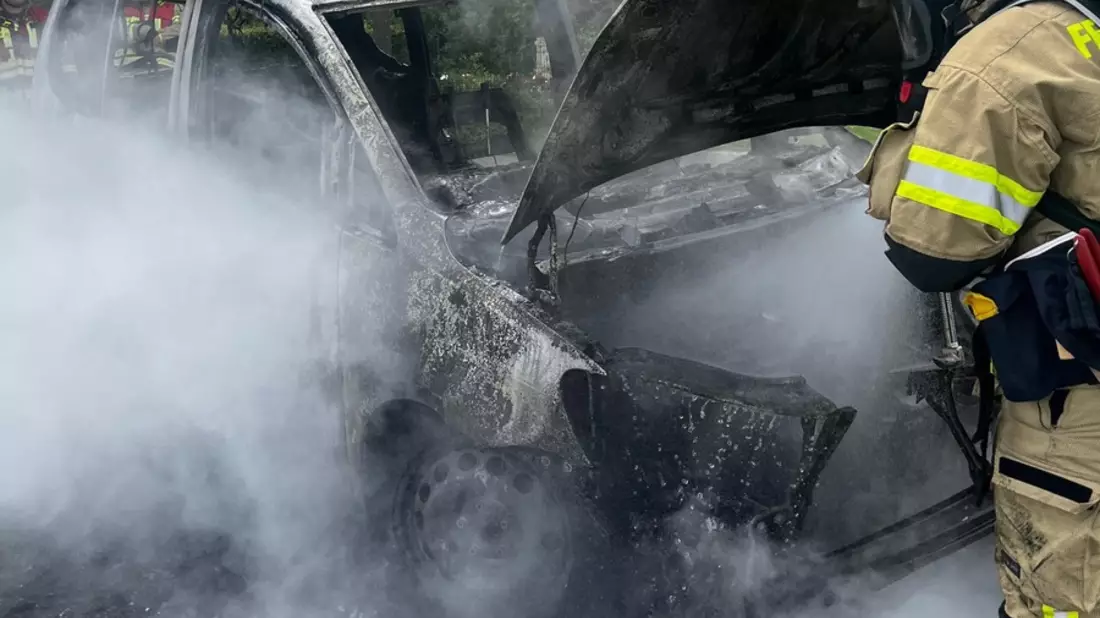 FW Lehrte: Abgestellter PKW geht in Flammen auf - Bild: presseportal.de