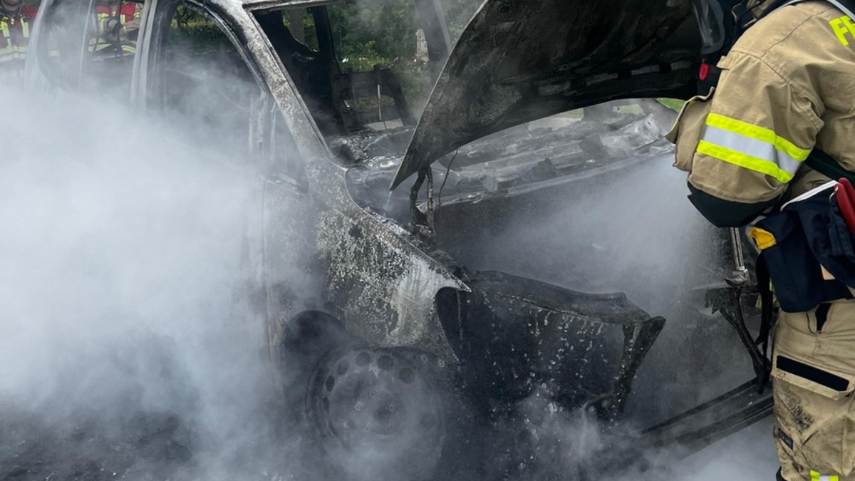 FW Lehrte: Abgestellter PKW geht in Flammen auf - Foto: presseportal.de