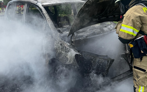 FW Lehrte: Abgestellter PKW geht in Flammen auf - Foto: presseportal.de