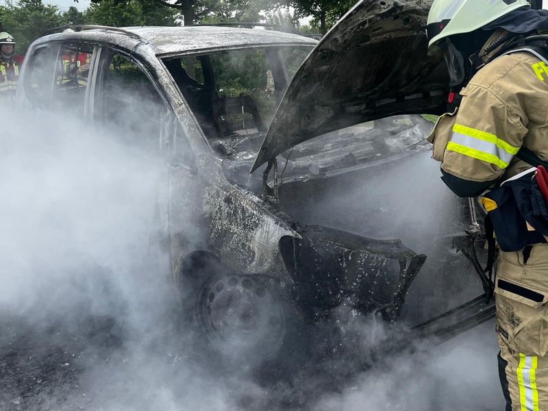 FW Lehrte: Abgestellter PKW geht in Flammen auf - Foto: presseportal.de