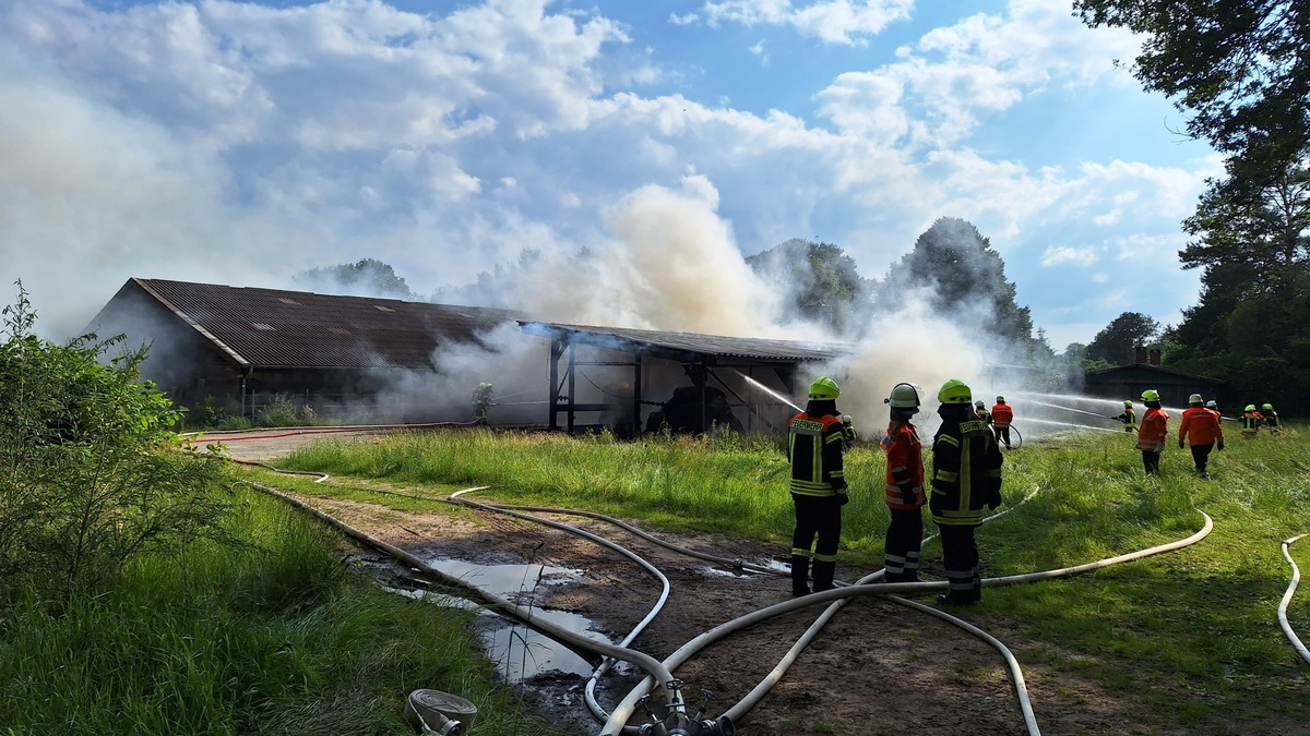 FW-ROW: Strohlager neben Boxenlaufstall steht in Vollbrand - Foto: presseportal.de
