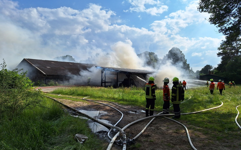 FW-ROW: Strohlager neben Boxenlaufstall steht in Vollbrand - Foto: presseportal.de