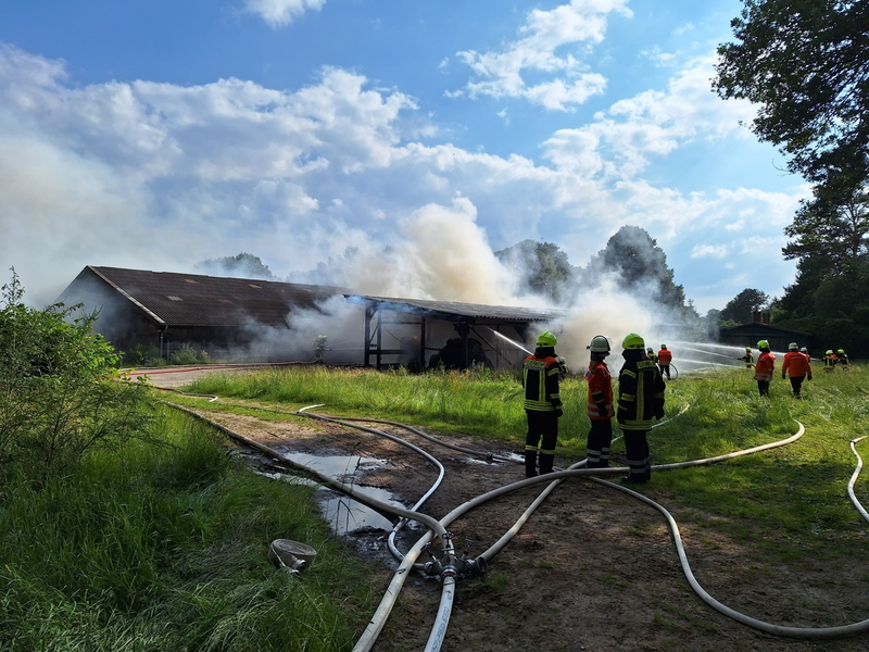 FW-ROW: Strohlager neben Boxenlaufstall steht in Vollbrand - Foto: presseportal.de