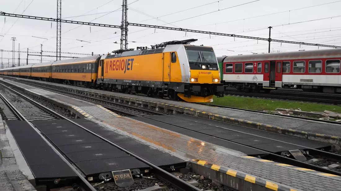 Ein Regiojet-Zug steht am Bahnsteig auf der neuen Zugverbindung von Prag über Kosice nach Tschop in die Ukraine, der täglich fahren soll. - Bild: Frantiöek Iv·n/TASR/dpa
