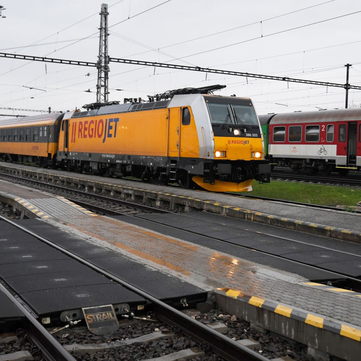 Ein Regiojet-Zug steht am Bahnsteig in Kosice (Archivbild). Der Unfall passierte auf der Strecke von Prag nach Tschop in der Westukraine. - Foto: Frantiöek Iv·n/TASR/dpa