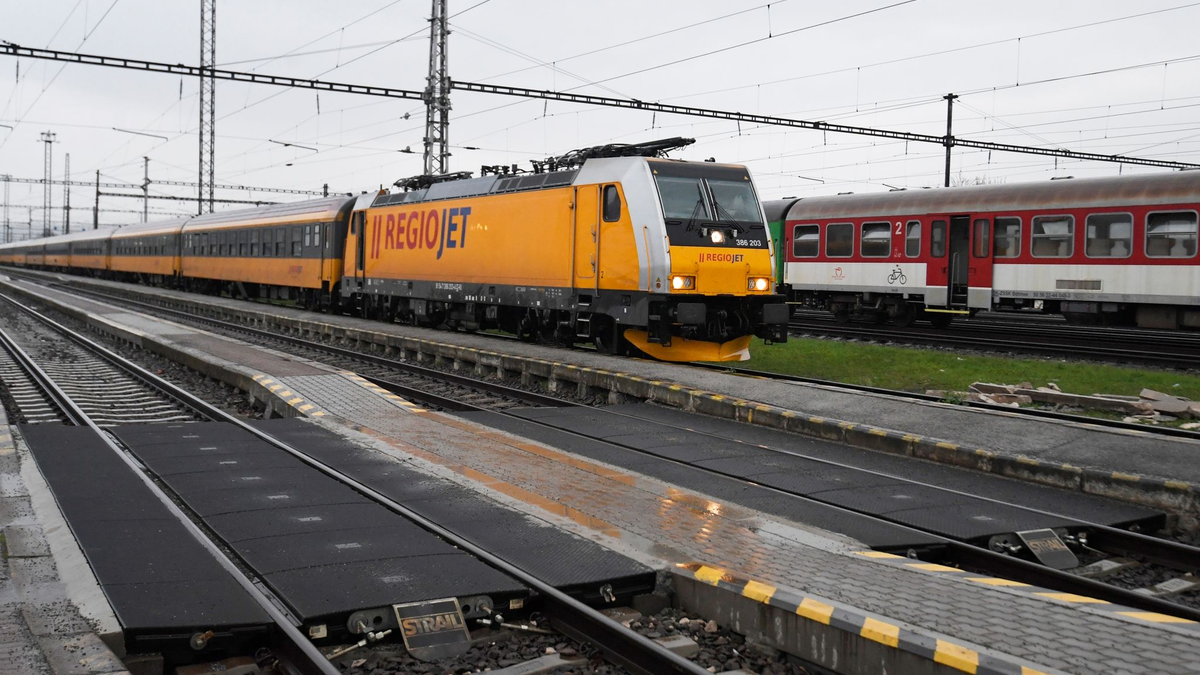 Ein Regiojet-Zug steht am Bahnsteig auf der neuen Zugverbindung von Prag über Kosice nach Tschop in die Ukraine, der täglich fahren soll. - Foto: Frantiöek Iv·n/TASR/dpa