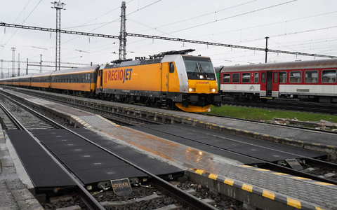 Ein Regiojet-Zug steht am Bahnsteig in Kosice (Archivbild). Der Unfall passierte auf der Strecke von Prag nach Tschop in der Westukraine. - Foto: Frantiöek Iv·n/TASR/dpa