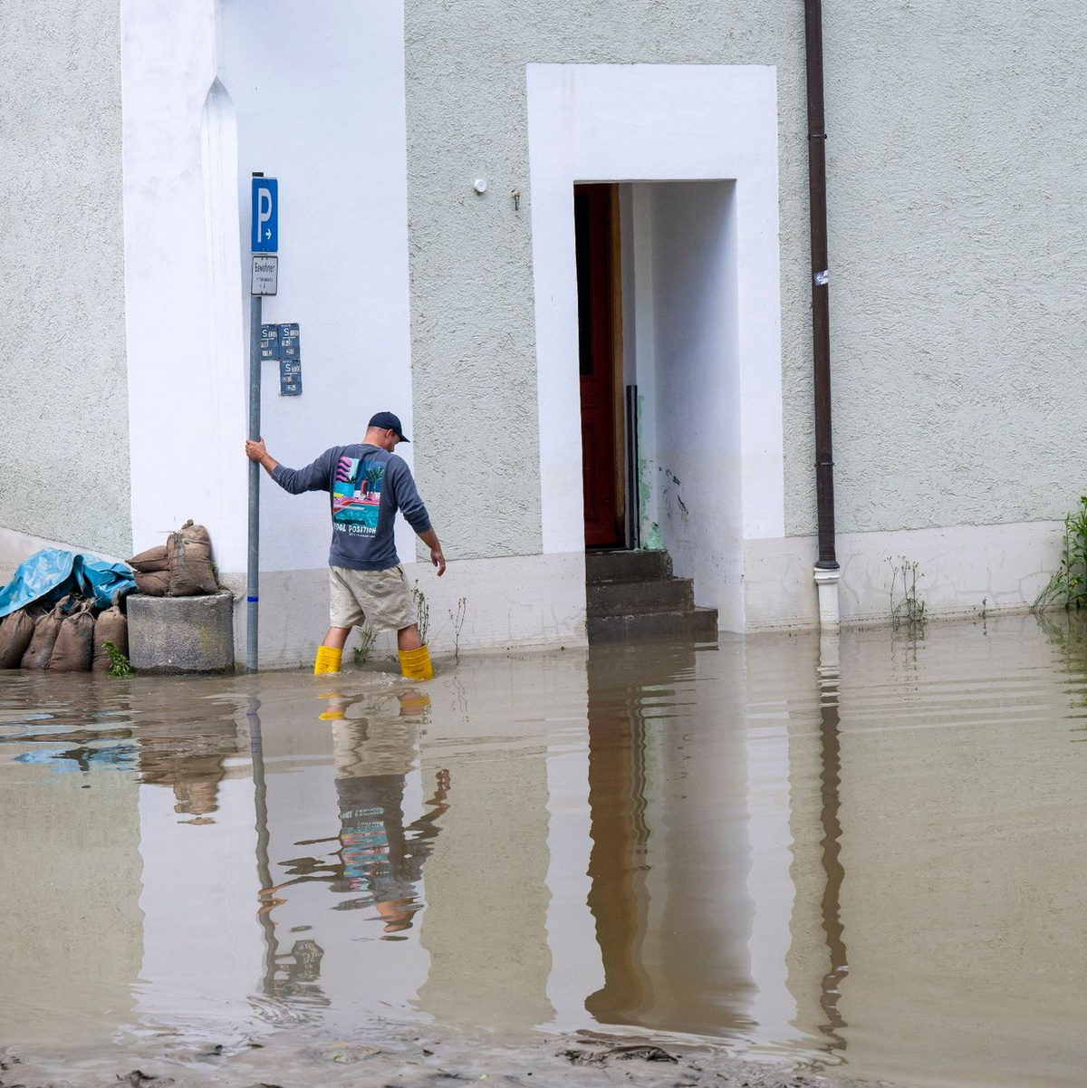 In Bayern herrscht nach heftigen Regenfällen vielerorts weiter Land unter. - Foto: Peter Kneffel/dpa