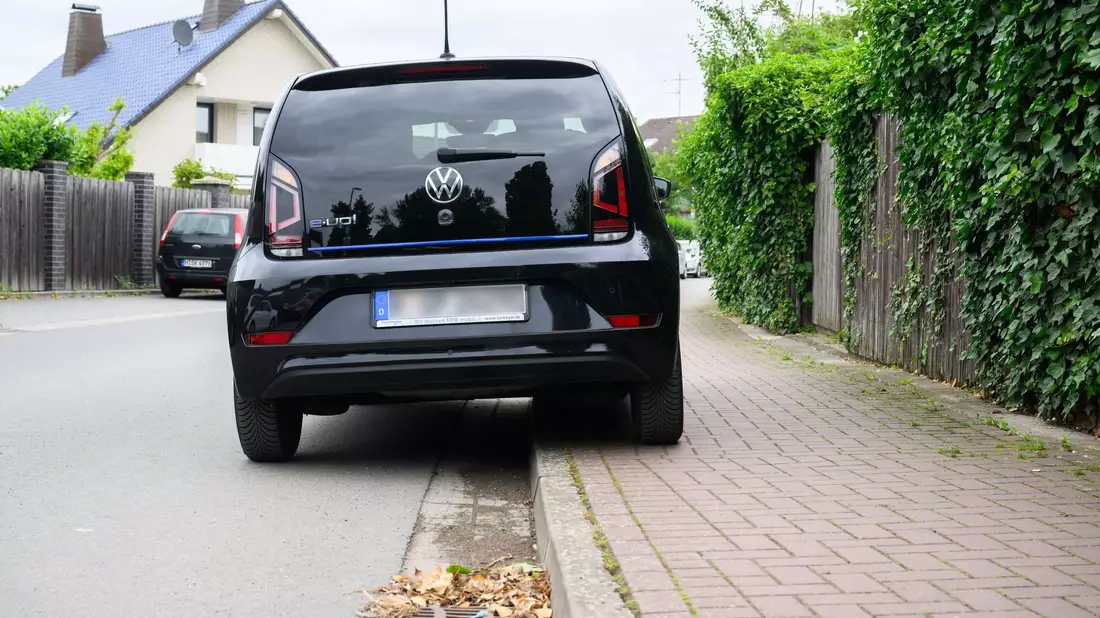 Heute findet ein Prozess zum Thema Parken auf Gehwegen am Bundesverwaltungsgericht in Leipzig zum aufgesetzten Parken statt. - Bild: Julian Stratenschulte/dpa
