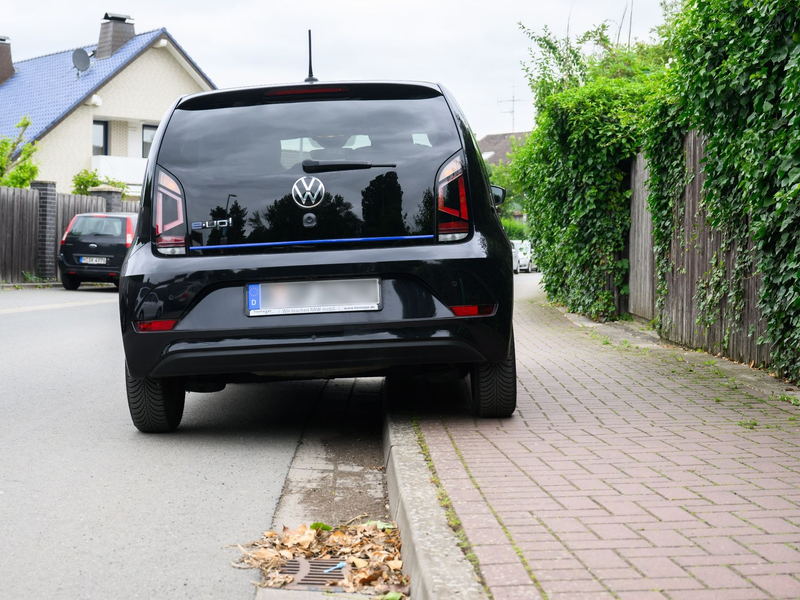 Heute findet ein Prozess zum Thema Parken auf Gehwegen am Bundesverwaltungsgericht in Leipzig zum aufgesetzten Parken statt. - Foto: Julian Stratenschulte/dpa