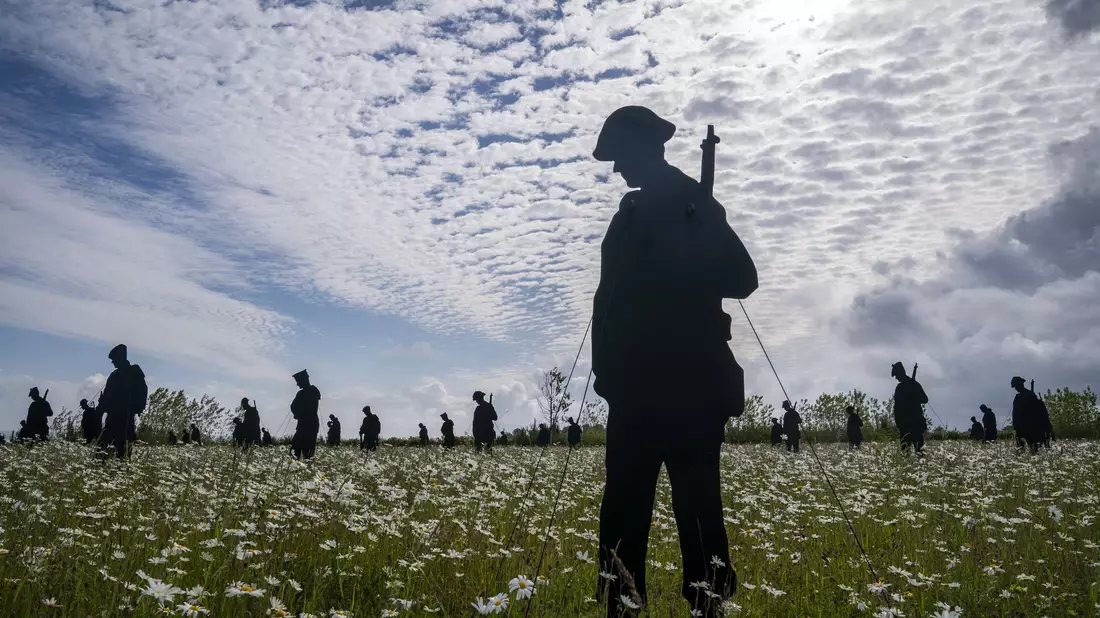 Die Installation «Standing with Giants»: Am 6. Juni 1944 waren die Soldaten der Alliierten an den Stränden der Normandie gelandet. - Bild: Jane Barlow/PA/dpa