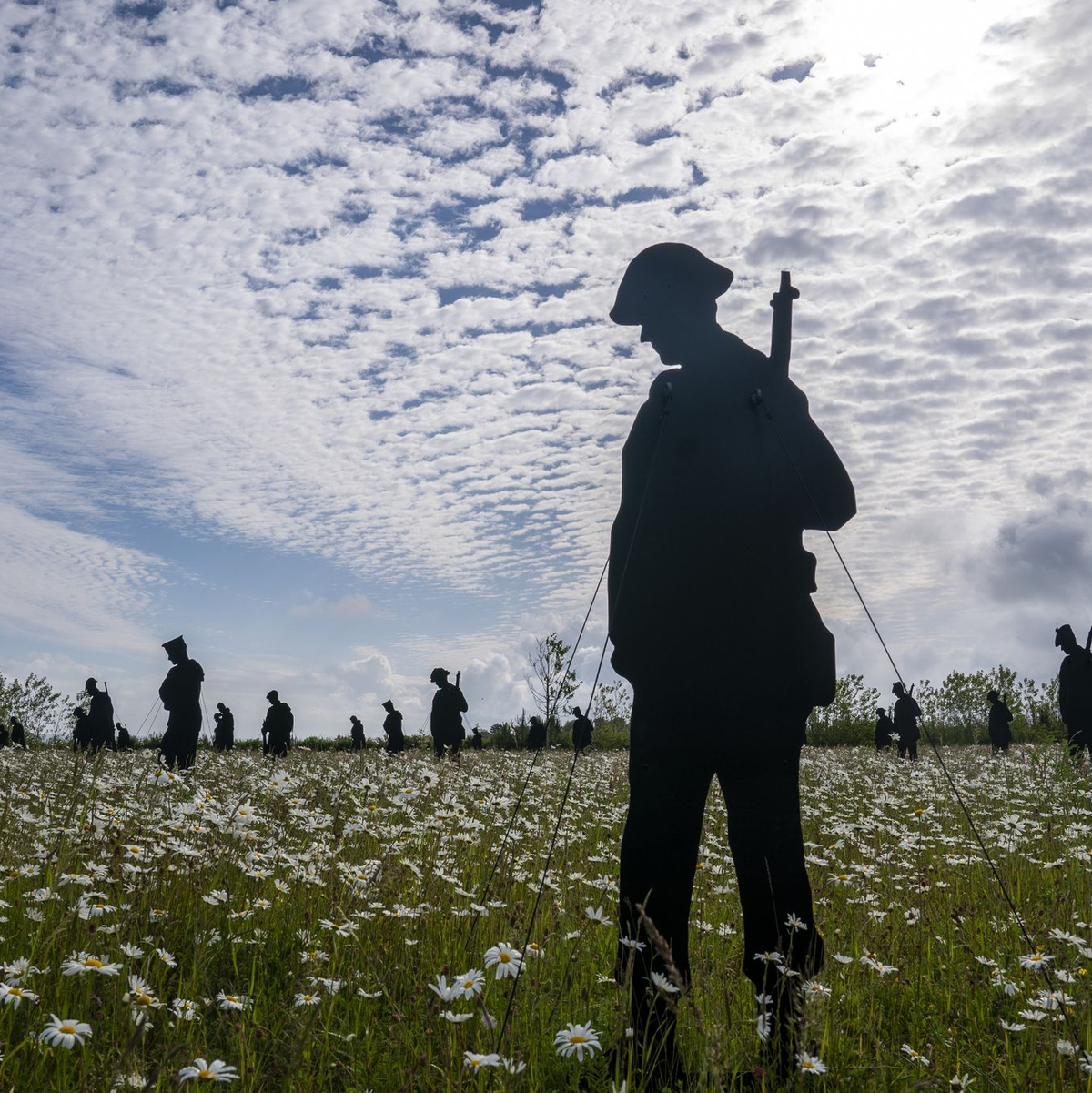 Die Installation «Standing with Giants»: Am 6. Juni 1944 waren die Soldaten der Alliierten an den Stränden der Normandie gelandet. - Foto: Jane Barlow/PA/dpa